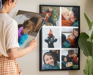 Une femme admirant des pièces de déco photo personnalisées