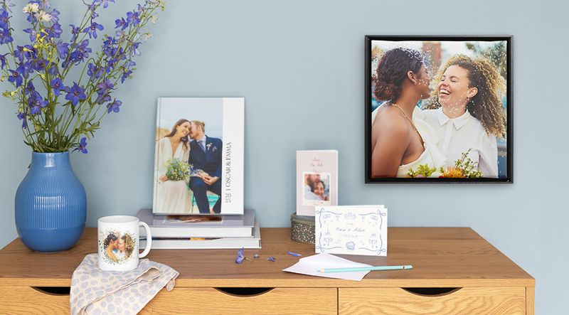 Une collection de produits de mariage personnalisés, incluant livres photo, cartes personnalisées et déco photo.