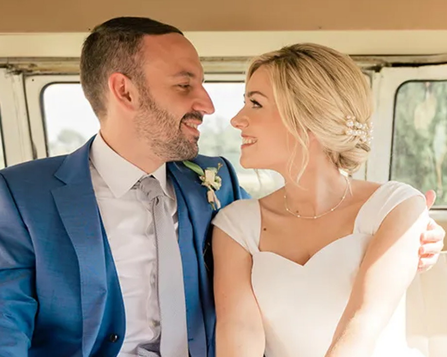 Fee, spécialiste du contenu éditorial chez Photobox, et son mari sourient dans leur voiture de mariage, illustrant une histoire personnelle sur les conseils d'organisation de mariage.