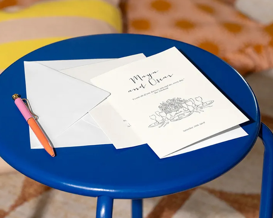 Une collection de faire-part de mariage Photobox personnalisés de différentes tailles, illustrant différentes manières de présenter le texte du mariage.