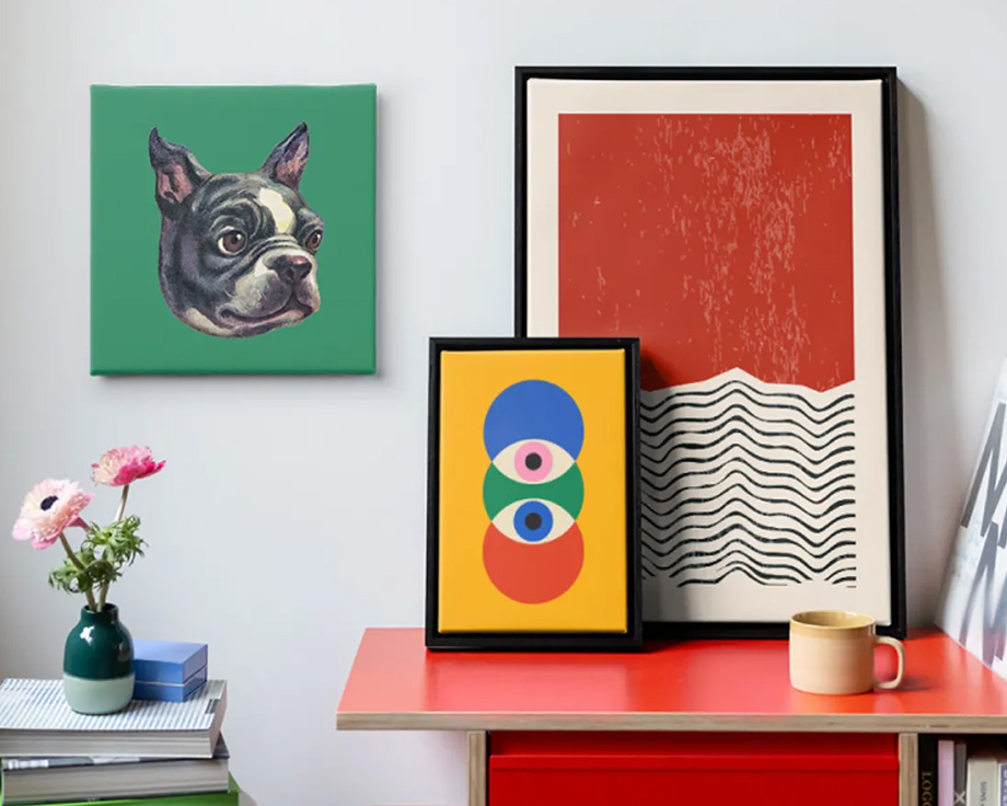 Trois œuvres d’art mural abstrait Photobox à côté d’une pile de vinyles dans un salon moderne et élégant, pour inspirer des idées de décoration murale moderne.