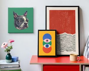 Trois œuvres d’art mural abstrait Photobox à côté d’une pile de vinyles dans un salon moderne et élégant, pour inspirer des idées de décoration murale moderne.