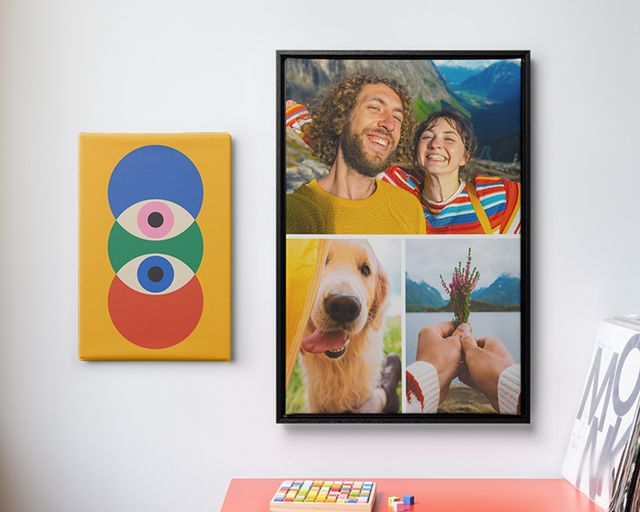 Une toile photo encadrée, représentant un couple souriant en extérieur.