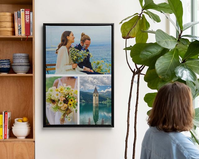 Un pêle-mêle photo encadré accroché au mur, avec des photos de mariage.