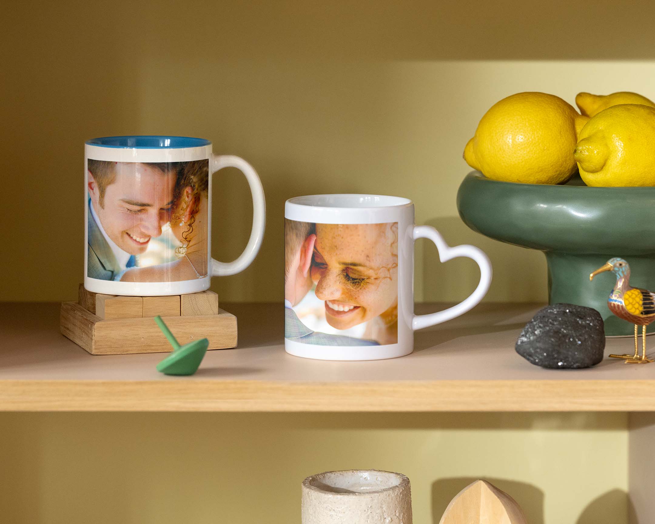 Deux mugs photo personnalisés avec des photos de mariage, dont un avec une anse en forme de cœur.