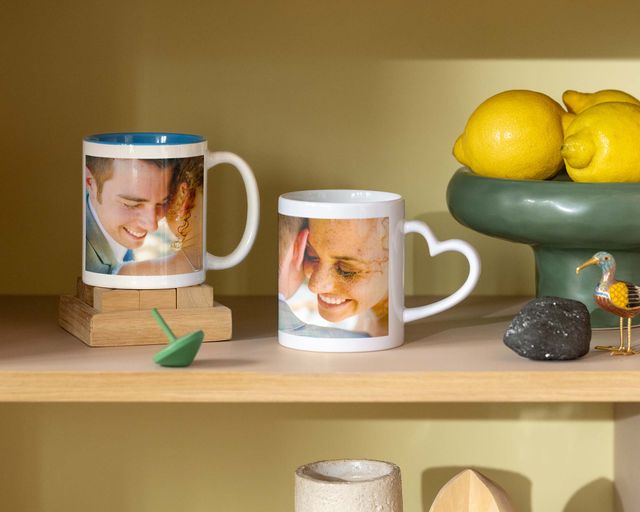 Deux mugs photo personnalisés avec des photos de mariage, dont un avec une anse en forme de cœur.